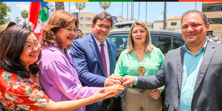 Governador Rafael Fonteles entrega 4 viaturas para o combate à violência contra a mulher