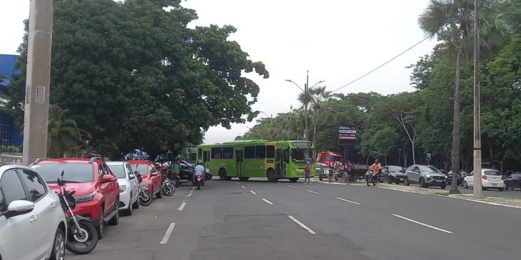 Apesar do TRT ter determinado o retorno de 100% dos ônibus, avenida Marechal Castelo Branco é bloqueada por motoristas