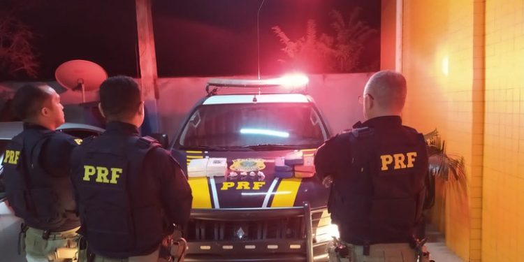 PRF apreende em Floriano 9,45 quilos de cocaína que eram transportados em ônibus de São Paulo para Oeiras