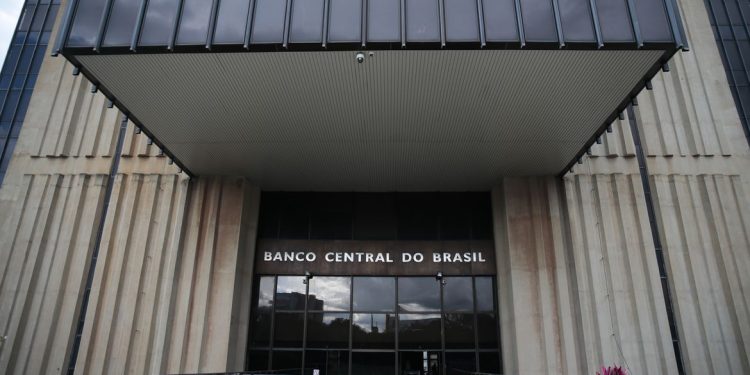 BC decide nesta quarta (22) se mantém Selic a 13,7%; governo federal quer redução