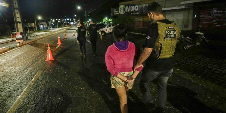 Mulher com mandado de prisão em aberto é presa durante Blitz na Piçarreira