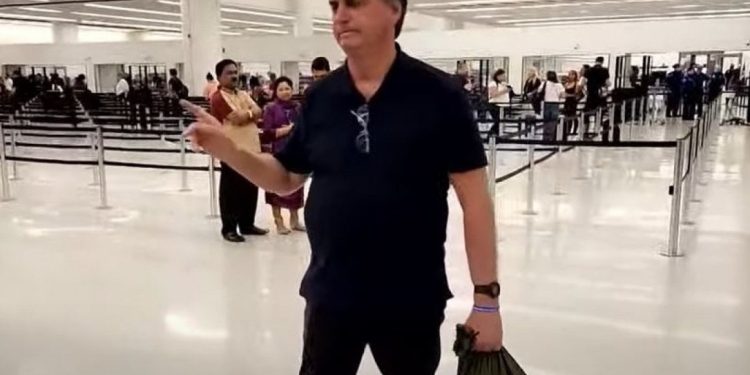 Ex-presidente Bolsonaro chega ao Brasil e segue para a sede do PL
