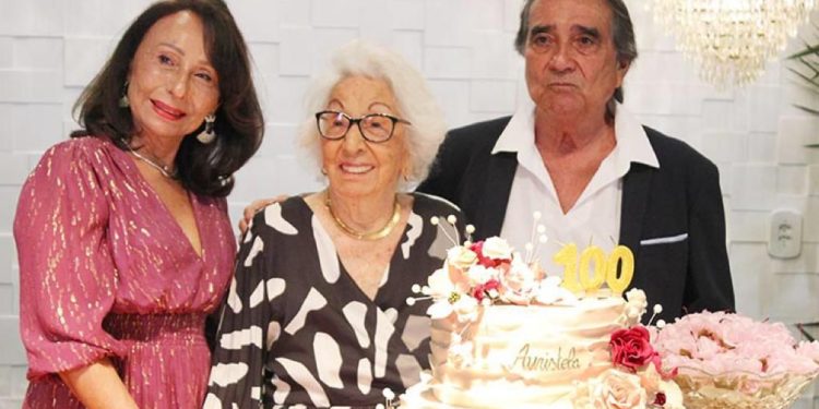 SOCIEDADE: Dona Auristela comemorou seus 100 anos em família e MAIS…