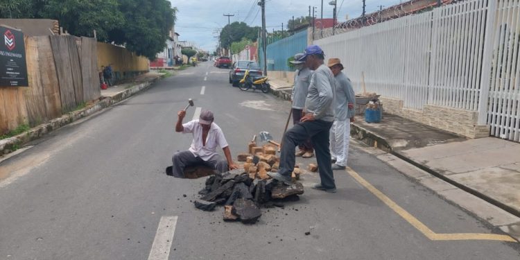 FLORIANO: tapa-buracos chega a mais 8 bairros e recupera trechos em 18 ruas e avenidas