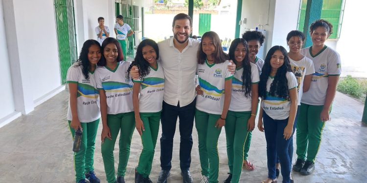 Em Floriano, secretário da Educação anuncia modernização de escolas da regional