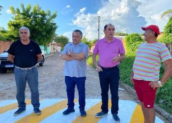 Prefeito Antônio Reis entrega faixas elevadas no bairro Cajueiro II em Floriano