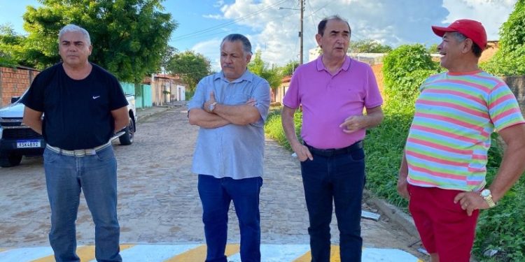 Prefeito Antônio Reis entrega faixas elevadas no bairro Cajueiro II em Floriano