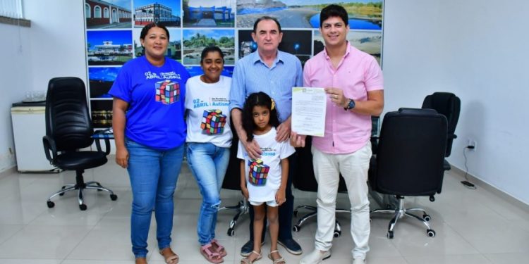 Prefeito Antônio Reis sanciona lei preferencial de estacionamento para autistas em Floriano