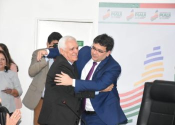 Rafael Fonteles transmite cargo para Themistocles Filho e viaja para a Europa em busca de investimentos
