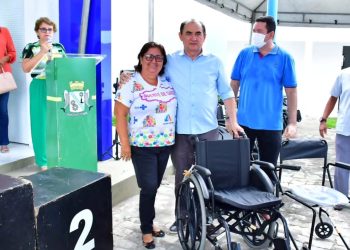Prefeitura de Floriano entrega 25 dispositivos de locomoção, cadeiras de rodas e cadeiras de banho