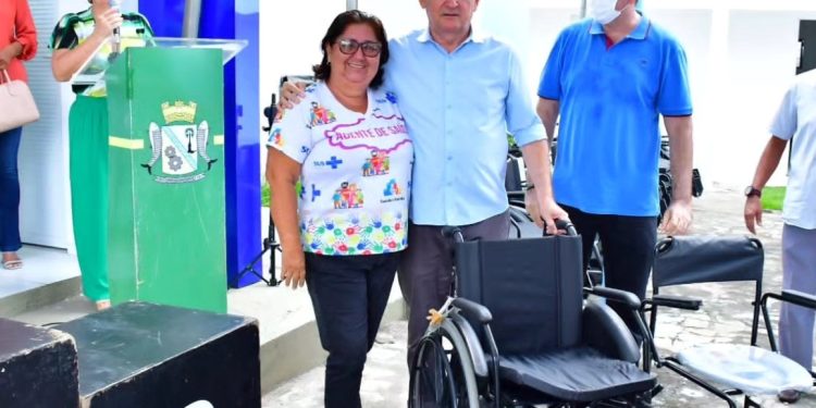 Prefeitura de Floriano entrega 25 dispositivos de locomoção, cadeiras de rodas e cadeiras de banho