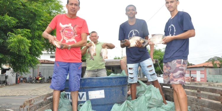 SEMANA SANTA: Prefeitura de Hugo Napoleão entrega peixes para a população