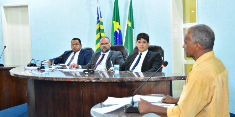 Uso da Tribuna Livre e aprovação de contas de ex-prefeitos marcam sessão na Câmara de Floriano