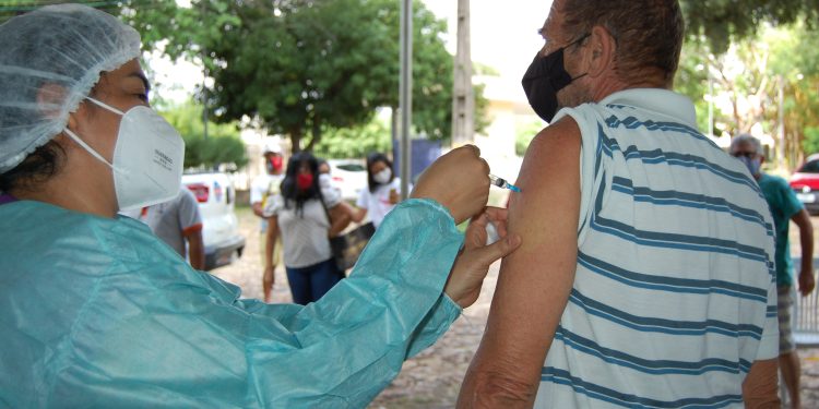 Idosos de 75 anos podem tomar vacina contra a gripe a partir de segunda (24)