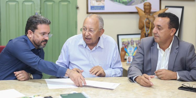 Semec vai instalar câmeras de segurança e botões do pânico em todas as escolas municipais