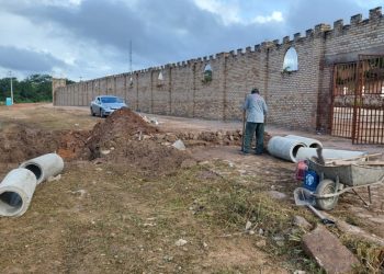 Prefeitura implanta bueiro e recupera calçamento, sarjeta e meio fio em bairros de Floriano