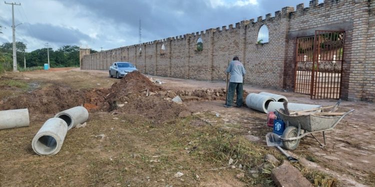 Prefeitura implanta bueiro e recupera calçamento, sarjeta e meio fio em bairros de Floriano