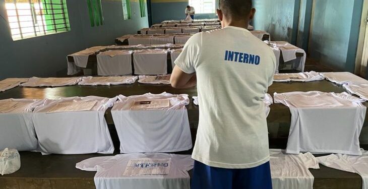 Internos de Floriano confeccionam uniformes para o sistema prisional