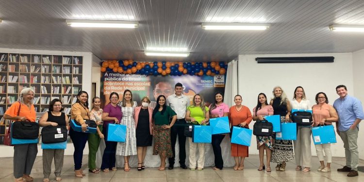 Semec distribui notebooks para diretores com o novo sistema de prestação de contas