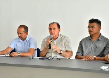 Prefeito Antônio Reis se reúne com permissionários do Mercado Público de Floriano