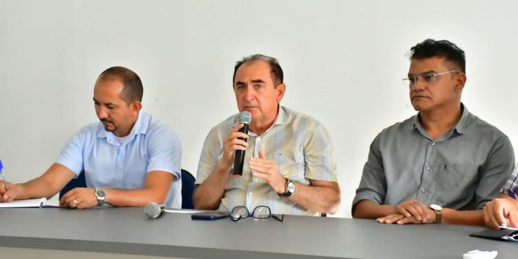 Prefeito Antônio Reis se reúne com permissionários do Mercado Público de Floriano