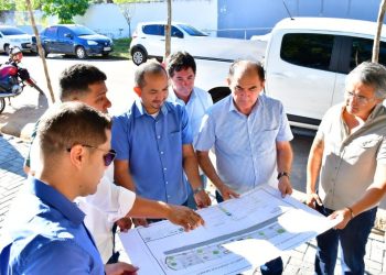 Prefeito de Floriano visita o canteiro de obras da praça em frente a Uespi