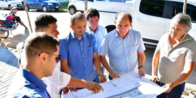 Prefeito de Floriano visita o canteiro de obras da praça em frente a Uespi