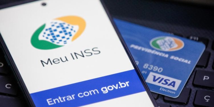 INSS começa a pagar 13º e novo salário mínimo hoje (25); veja calendário