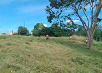 Prefeitura de Floriano através das secretarias de Infraestrutura e Esportes iniciam roço e capina nos campos de várzea da cidade