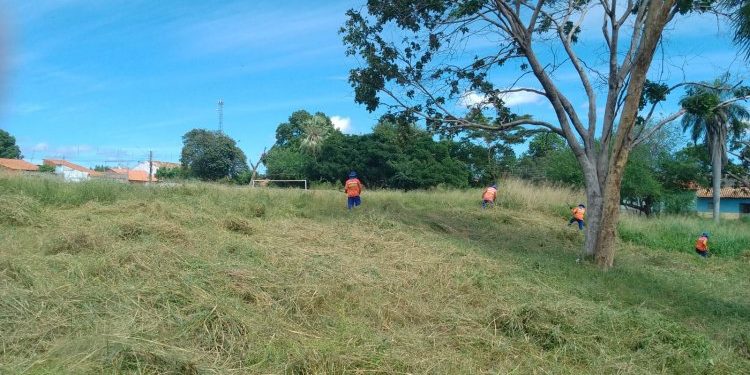 Prefeitura de Floriano através das secretarias de Infraestrutura e Esportes iniciam roço e capina nos campos de várzea da cidade