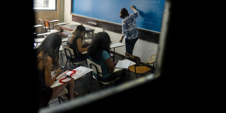 EDUCAÇÃO: Pesquisa mostra por que brasileiros deixam escola