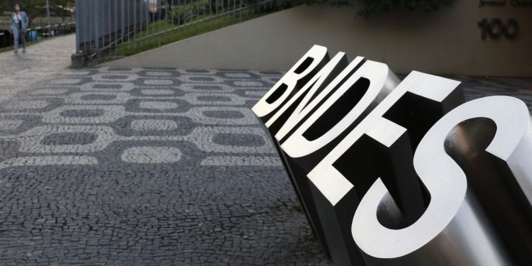 BNDES anuncia medidas de incentivo para a indústria brasileira