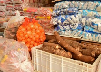 Prefeitura de Floriano distribui produtos básicos da alimentação escolar