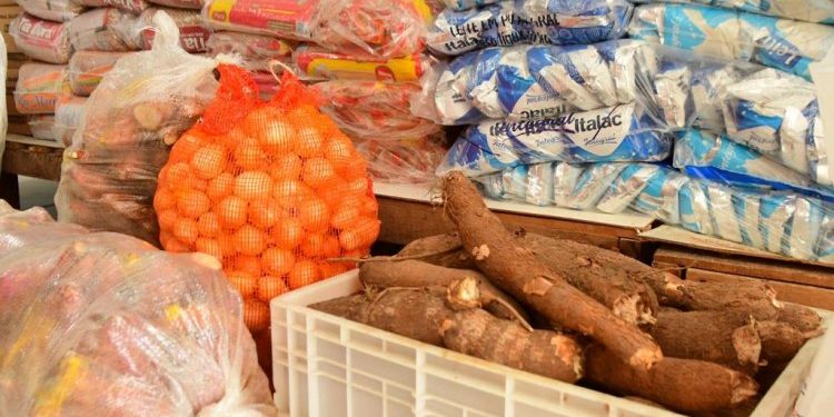 Prefeitura de Floriano distribui produtos básicos da alimentação escolar