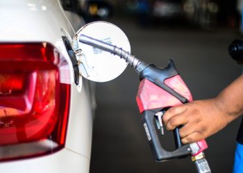 Gasolina deve chegar a R$ 5,05 nos postos, com redução nas refinarias a partir de hoje (17)