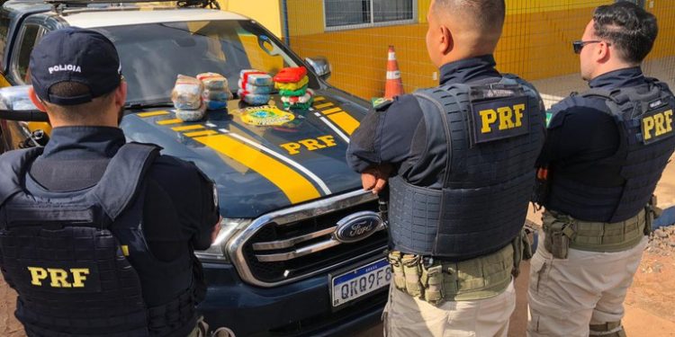 PRF apreende 14 quilos de cocaína, avaliados em R$ 2,5 milhões, que iria de Teresina para Natal
