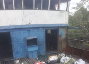 Militares da Marinha e do 24° BPM Atalaia apreendem barco com armas e dólares dos Estados Unidos e Suriname