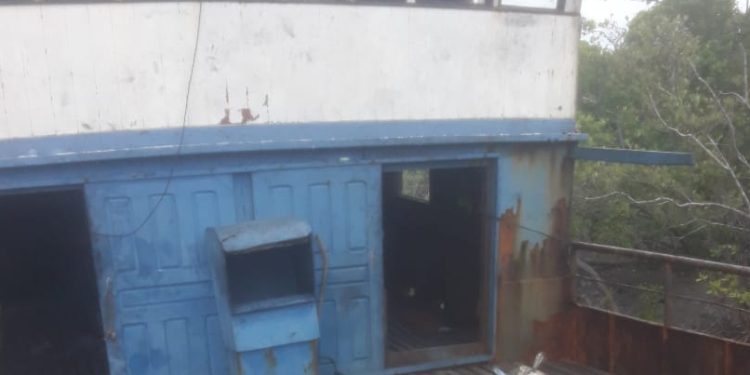 Militares da Marinha e do 24° BPM Atalaia apreendem barco com armas e dólares dos Estados Unidos e Suriname
