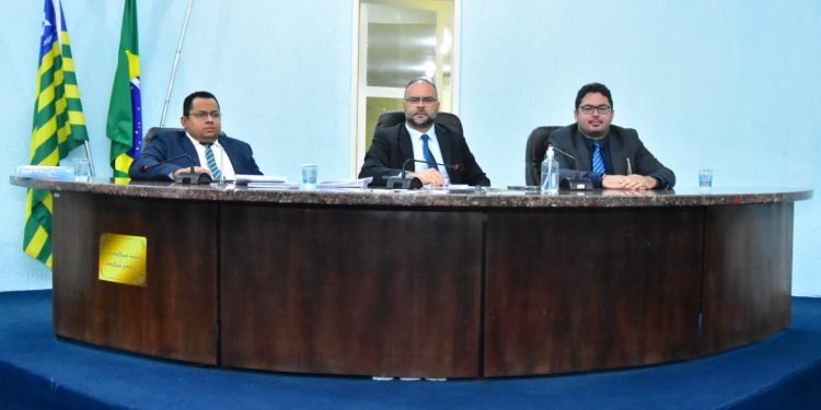 Vereadores de Floriano se preocupam com possível terceirização em hospitais do Piauí
