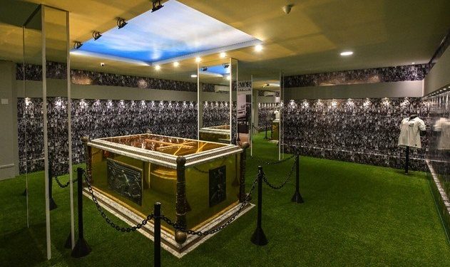 Mausoléu de Pelé  é aberto ao público com estátuas folheadas a ouro, torcida, gramado e coroa