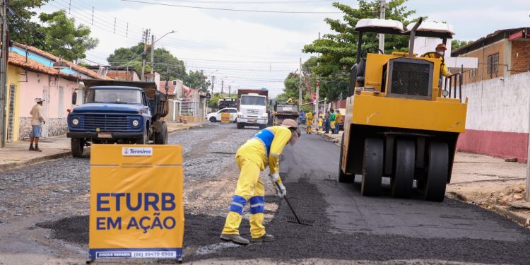 Prefeitura de Teresina investe R$ 2 milhões na substituição do asfalto em sete vias da zona Leste