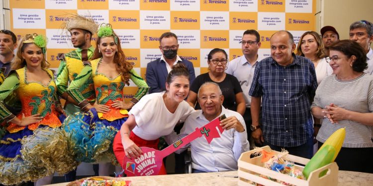 Prefeito Dr. Pessoa recebe organizadores do Cidade Junina no Palácio da Cidade
