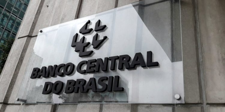 Mesmo sob pressão, Banco Central mantém taxa básica de juros em 13,75%