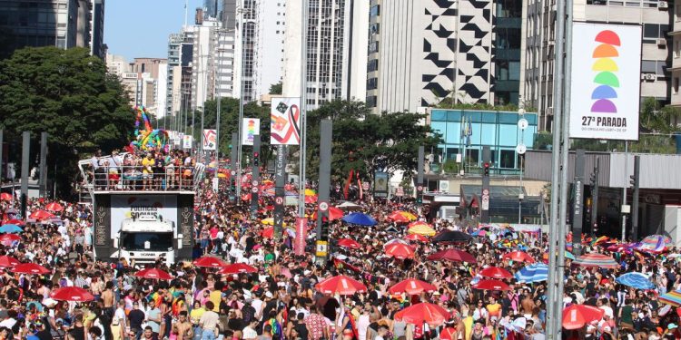NO DOMINGO: Parada LGBT une luta por políticas e festa na Avenida Paulista