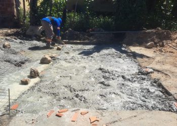 Prefeitura de Teresina executa obra de drenagem e tapa-buraco em importante avenida do bairro Pedra Mole