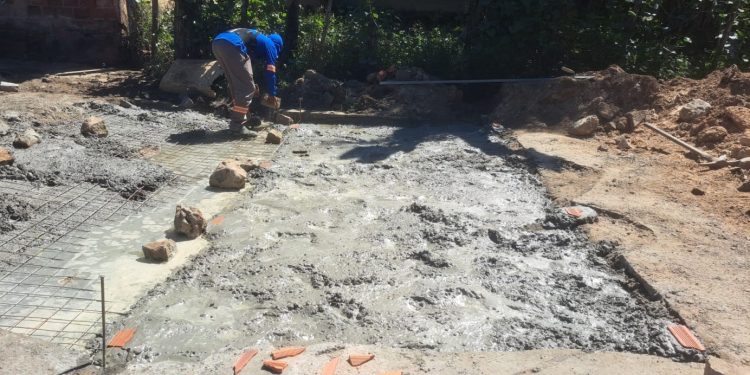 Prefeitura de Teresina executa obra de drenagem e tapa-buraco em importante avenida do bairro Pedra Mole