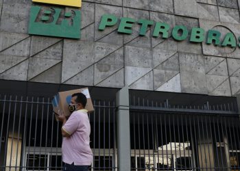 Petrobras reduz preço da gasolina em 4,66% para distribuidoras
