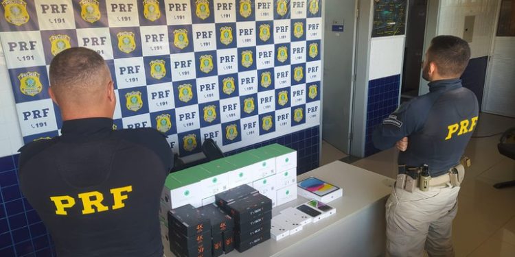 PRF apreende carga de produtos eletrônicos avaliados em R$ 32 mil, no município de Floriano
