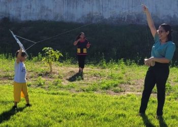 Crianças do CMEI Jonas Pereira em Teresina aprendem a brincar de pipa com segurança