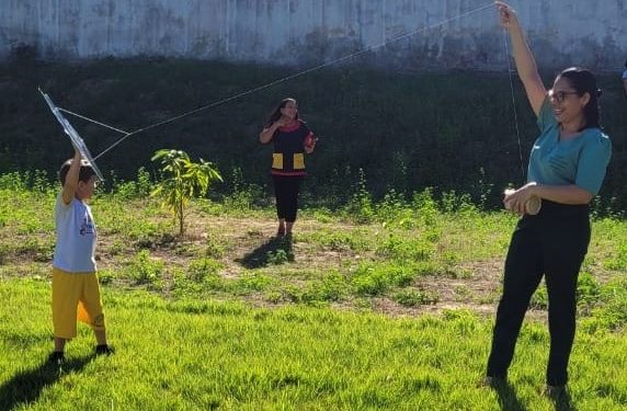 Crianças do CMEI Jonas Pereira em Teresina aprendem a brincar de pipa com segurança